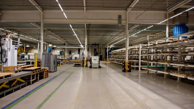 Industrihal med maskiner og opmagasineret udstyr uden personer