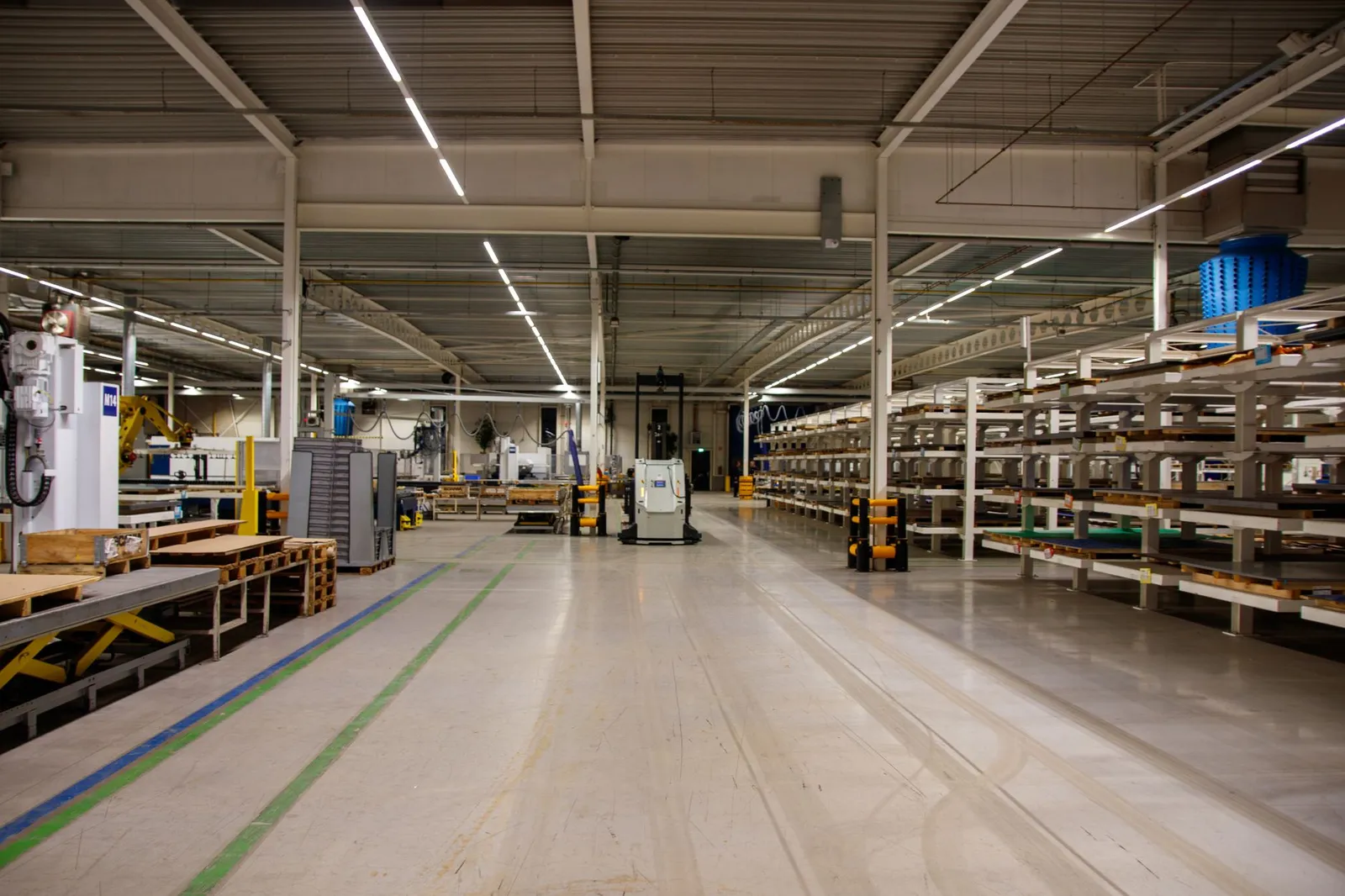 Industrihal med maskiner og opmagasineret udstyr uden personer
